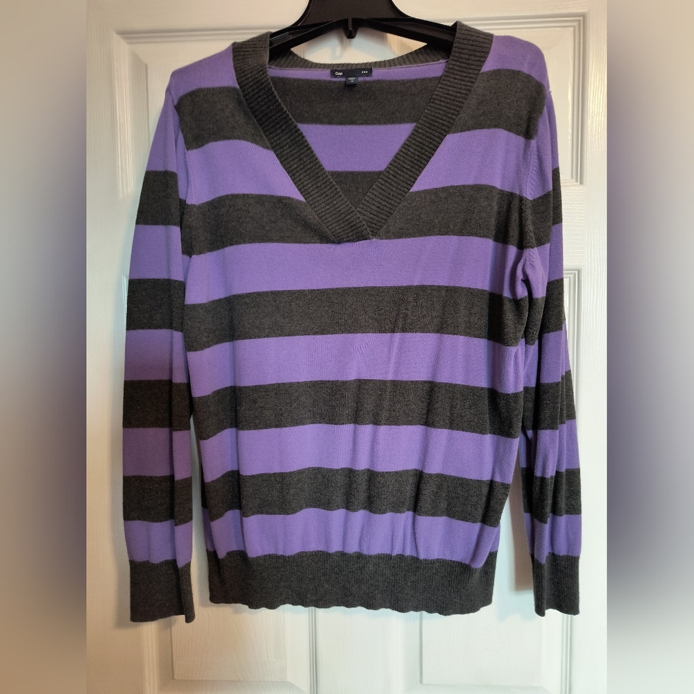 GAP Long Sleeve Black Stripe V-Neck Sweater, Size XL